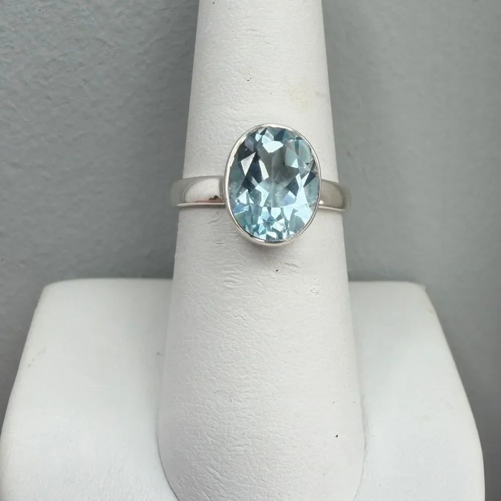 NWT 8x10.5mm oval‎ cut faceted blue topaz solitaire ring in sterling silver!